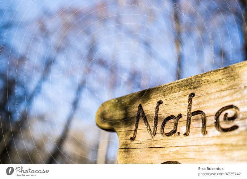 signpost Road marking Signs and labeling Direction Arrow Lanes & trails Navigation Clue Signage Street Turn off Left Nahe groundbreaking Sky sunshine Light Day