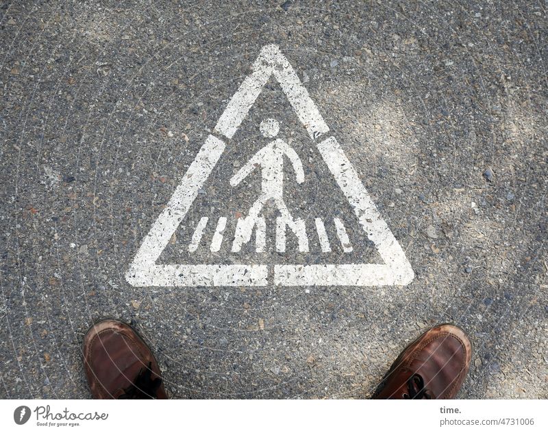 Ground Staff Triangle Road sign Pictogram Pedestrian Footwear Sign Stand Going Asphalt Stone symbol Clue Crosswalk sunny Shadow Bird's-eye view Street