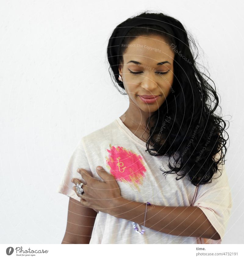 Woman with promo shirt T-shirt Black-haired Long-haired Jewellery Downward Hand stop