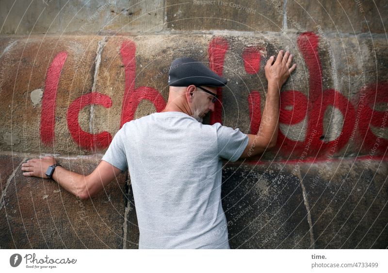 Bridge Love Man Profile Touch Sandstone Back graffiti Cap devotion T-shirt feel Bridge pier Downward