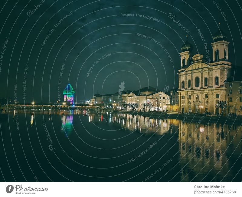 Luzern spiegelt Schweiz Farbfoto Spiegelung Spiegelungen Wasser Reuss Kapellturm Kapellbrücke Sehenswürdigkeit wasser Himmel Kirche Lichtspektakel Illu Fluss