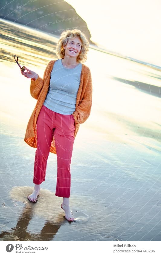 Young mature blonde caucasian woman outdoor in a beach in a sunny day. Lifestyle concept. lifestyle portrait wellness women healthy relaxation lifestyles