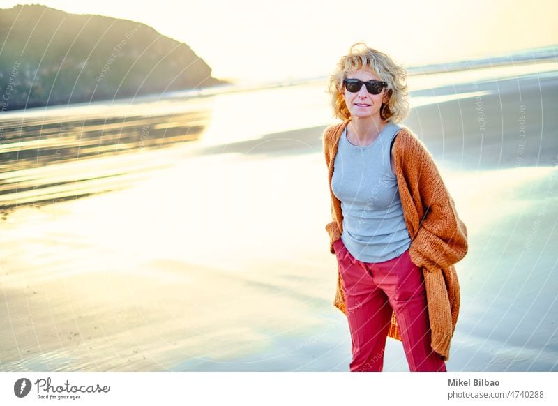 Young mature blonde caucasian woman outdoor in a beach in a sunny day. Lifestyle concept. lifestyle portrait wellness women healthy relaxation lifestyles joyful