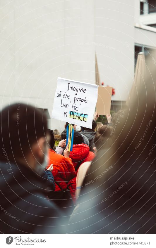 Imagin all the people livin' in peace – Demonstration against the war of aggression Russia against Ukraine Baltic States Cold War Donbas EU East Europe