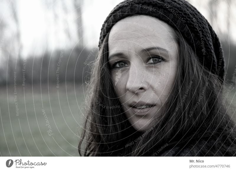 woman Woman portrait Looking into the camera Feminine Cap naturally Long-haired Intensive Hair and hairstyles Self-confident Congenial Authentic Contentment