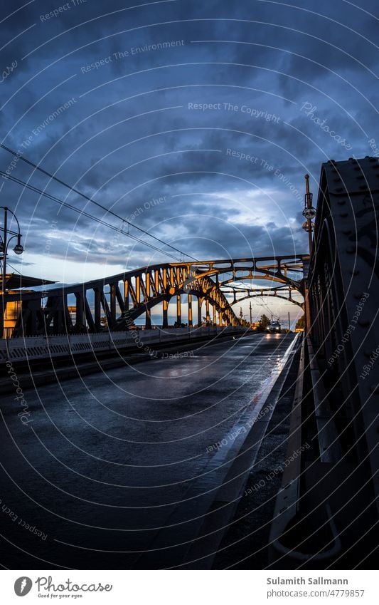 Berlin-Wedding - Juli 2017 abend abends abendstimmung bornholmer straße brücke böse brücke düster himmel wolken Wetter Regenwolken Fahrbahn historischer Ort