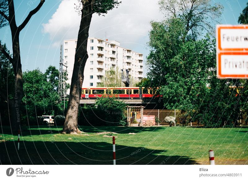 [hansa BER 2022] BVG train runs over a bridge in Berlin's Hansa district Track bvg Underground Bridge PUBLIC TRANSPORT Public transport rails Residential area