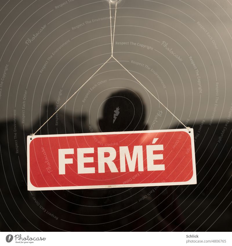 Selfie as reflection in shop window and sign FERME Anonymous Window Glass Text fermé Head ears hair Horizon Sky desaturated Red White