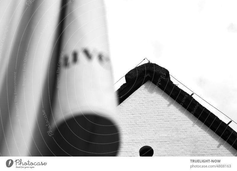 [Hansa BER 2022] The whitewashed gable with thatched roof and lightning conductor behind sunshade at the teahouse in Berlin, Tiergarten, English Garden, Hansa Quarter