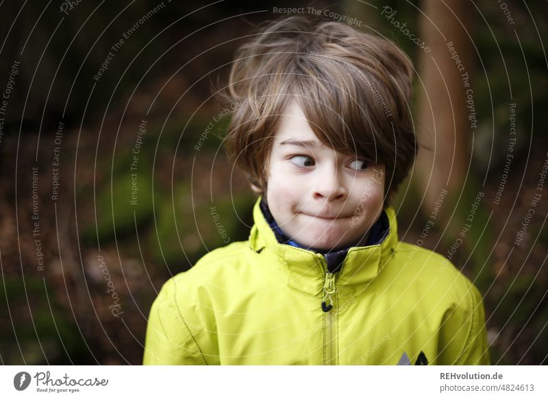 Boy makes a face Boy (child) Grimace Face Funny portrait Brash Human being Joy Child 1 Happy naturally Joie de vivre (Vitality) 3 - 8 years Day Authentic out