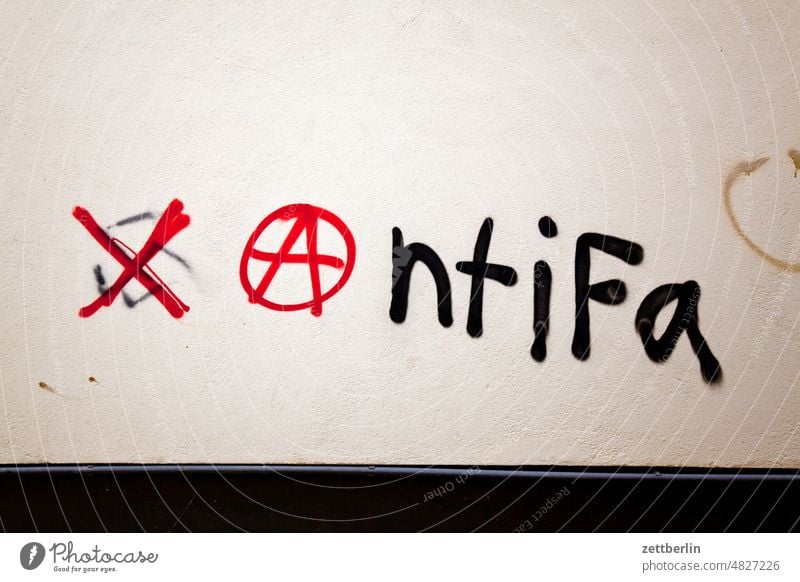 Antifa Remark embassy Colour sprayed graffiti Grafitto Message Slogan tagg Tagging (graffiti) Wall (barrier) message policy Damage to property writing slogan