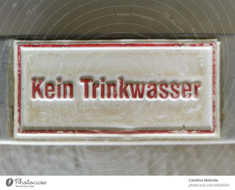 Schild "Kein Trinkwasser" zeichen kein Trinkwasser Hinweis rot Wasser Trinken Buchstaben Wanderung wandern Schrift Warnung Hinweis und Schilder Sommer sommer