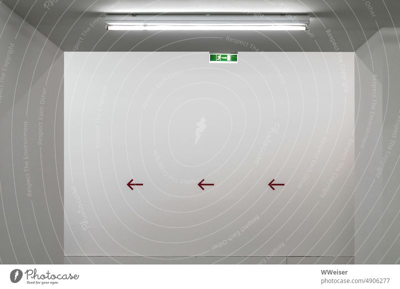 The arrows point to the left, the emergency exit is on the right, but isn't that a dead end? Way out off Road marking along the way Indicate Direction