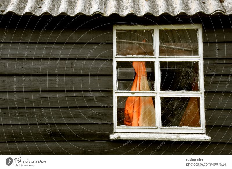 Cottage at the harbor Harbour House (Residential Structure) Wooden house Wooden hut Hut Corrugated sheet iron Roof Corrugated iron roof Wooden wall lines