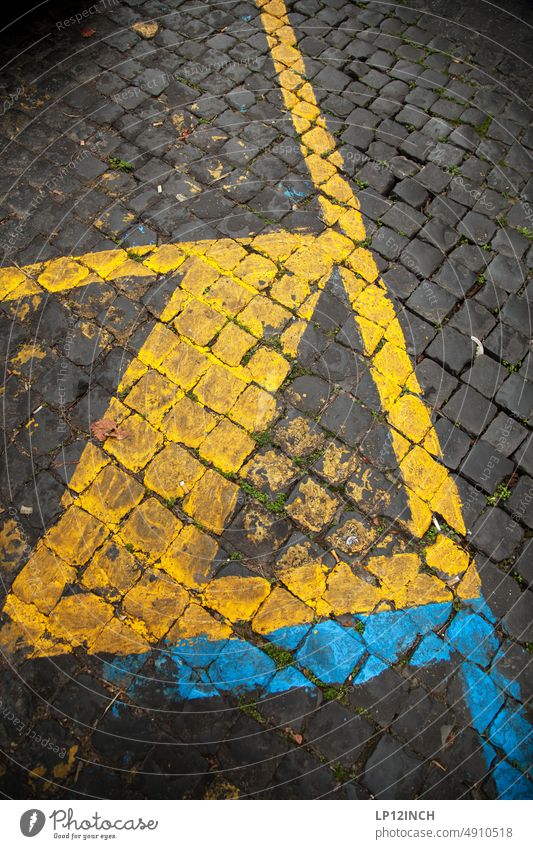 road marking Road marking Traffic infrastructure Asphalt Signs and labeling Lane markings Lanes & trails paving stone Yellow Blue Street Transport Parking lot