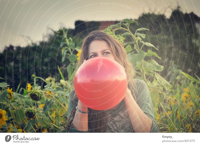 Watch out or he'll burst ... Feminine Young woman Youth (Young adults) Woman Adults Mother Body Skin Head Hair and hairstyles Face Eyes Arm 1 Human being