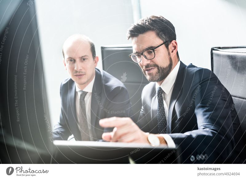 Business team analyzing data at business meeting in modern corporate office. technology businessmen teamwork computer professional thinking people consulting