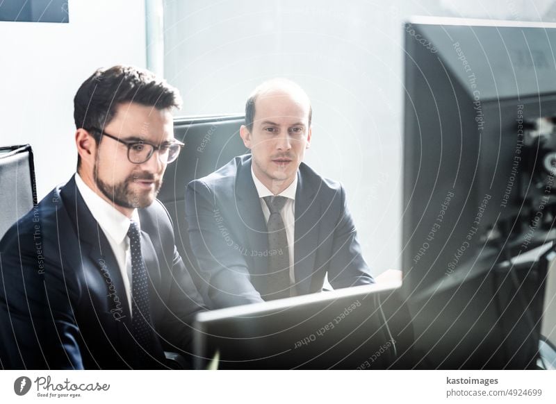 Business team analyzing data at business meeting in modern corporate office. technology businessmen teamwork computer professional thinking people consulting