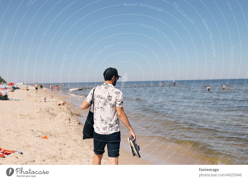 beach goers Beach seascape Water Relaxation Youth (Young adults) Walk on the beach Summer vacation Swimming & Bathing Beach vacation To go for a walk