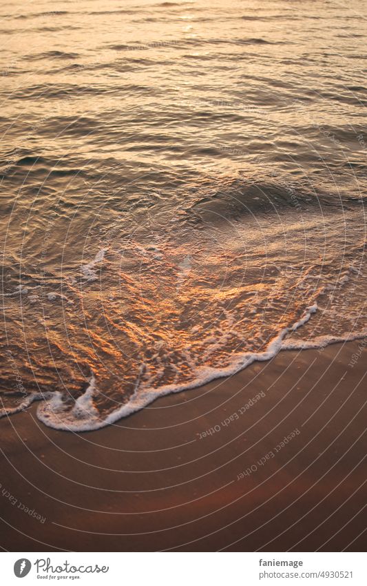 goldener Wellensaum Sonnenaufgang Saum rötlich rot Lichtstrahlen romantisch Sommer Usedom Sonnenuntergang warmes Licht Strand Meer Küste Urlaub Sommerferien