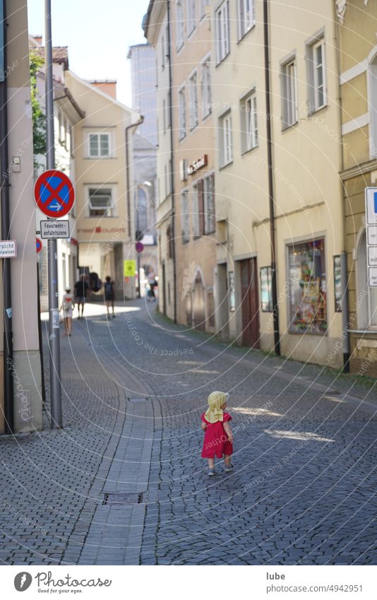 The walker Lindau Alley on one's own Old town Child Paving stone To go for a walk