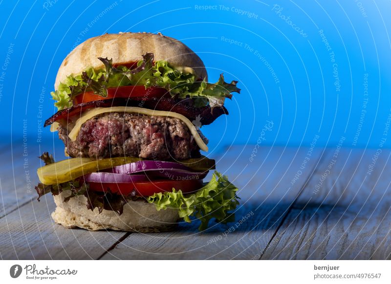 Close up of a single cheeseburger Cheeseburger Crisp Fast food roasted organic pasty Rucola baked Sesame Ketchup Gourmet American Vegetable Delicious Roll Meat