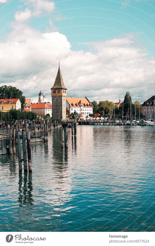 Lindau am Bodensee See Wasser Spiegelung Turm historisch Historische Altstadt alt pittoresk alte Häuser Architekturfotografie Fachwerk geschichtlich gebäude