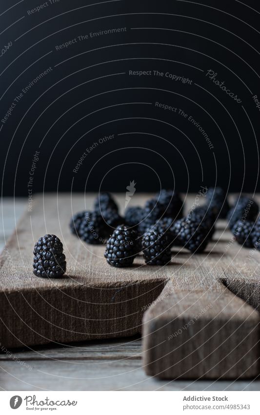 Blueberries placed on wooden cutting board blueberry chopping fresh ripe food delicious healthy sweet summer natural diet dessert organic juicy rustic