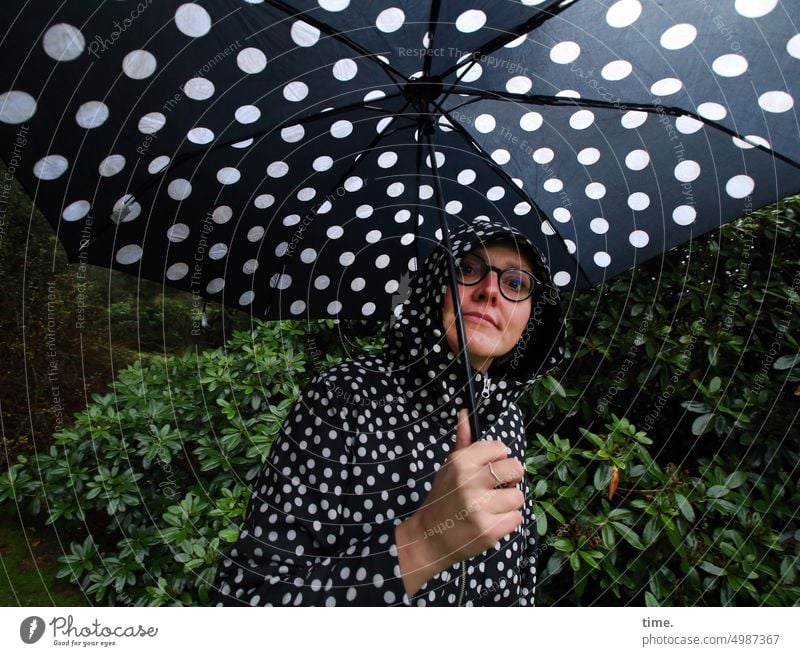 Unnamed Roads | Point Winner Woman Umbrellas & Shades Spotted Rain jacket Park bush Eyeglasses Looking into the camera feminine stop Bad weather