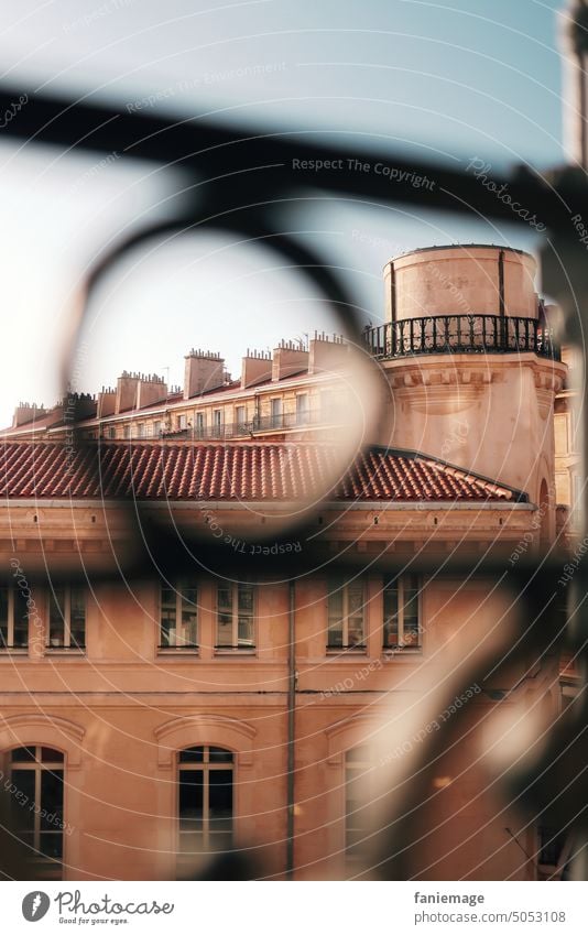 Ecke Sadi Carnot Aussicht Marseille Fenster Geländer Schnörkel Verzierung Kreis Türmchen Turm Gebäude Balkongeländer Hotel französisch Frankreich Mediterran