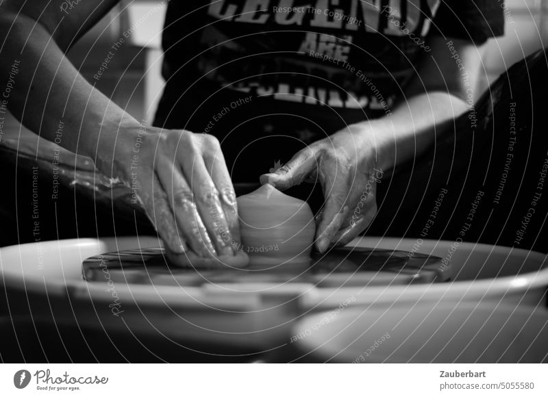 Pottery, centering the clay on the clay wheel and clean, hands at work Do pottery Tone Potter's wheel Slice Rotate Wash Craft (trade) hobby Workshop Hand