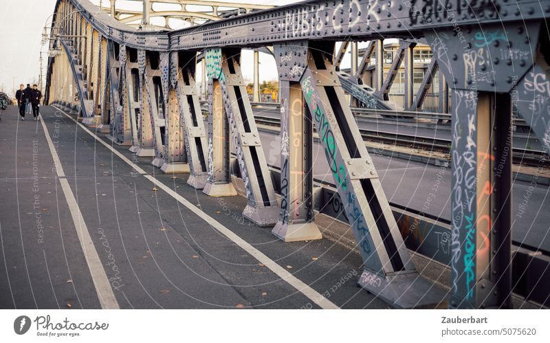 Bösebrücke (Bornholm Bridge), steel girders, bicycle path and a group of joggers Steel carrier Arched bridge Light evening light Cycle path Jogger Berlin