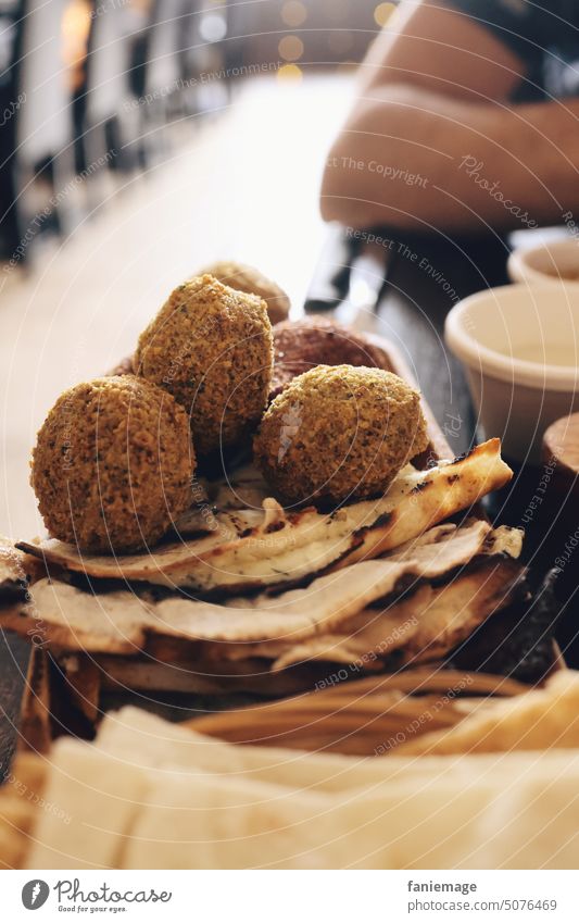 Falafel au resto palestinien falafel palaestine Palestinian balls Mezze dough Bread flat cakes Appetizer oriental Speciality Essen feed sb./sth. tribunal feast