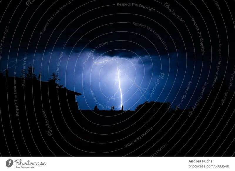 Blitz in der Nacht blitz gewitter nacht nachthimmel stadt urban haus blitzeinschlag sturm