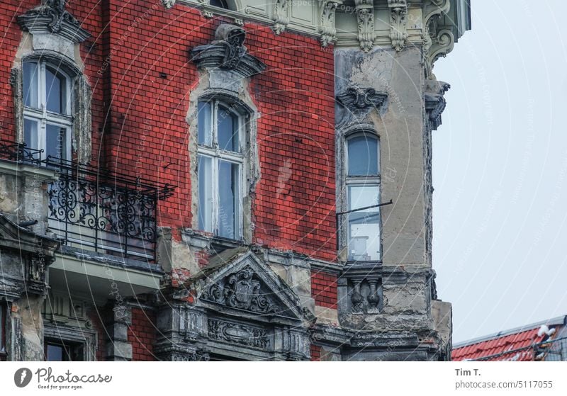 Corner house Prenzlauer Berg unrefurbished Berlin Architecture Old building Downtown Town Old town Day Capital city Window House (Residential Structure)