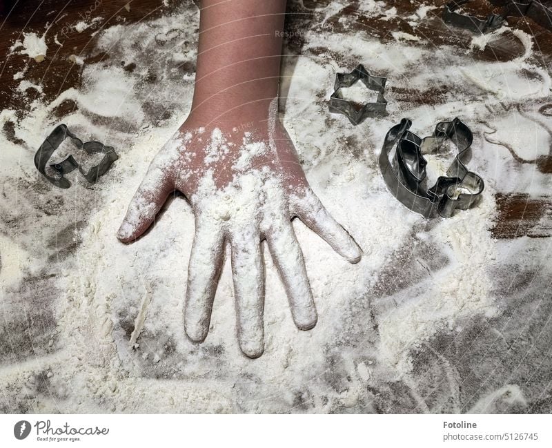 In the Christmas bakery... Spread the flour for the cookie dough by hand... Oh, there the mummy has probably sprinkled a little too long flour. Flour Baking