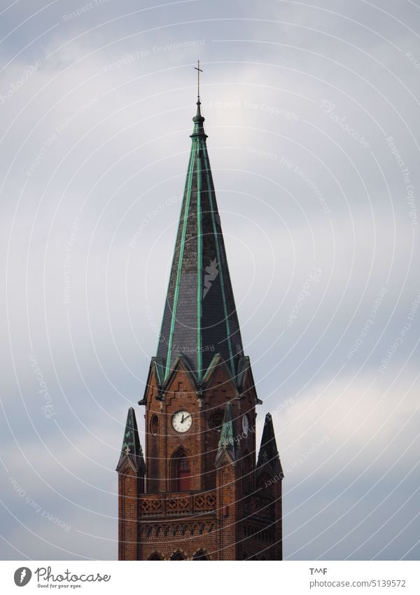 Röbel/Müritz – Kirchtumspitze mit Turmuhr und Aussichtsplattform Röbel-Müritz Kirche Kirchturm Kirchturmspitze Marienkirche Marienkirche in Röbel