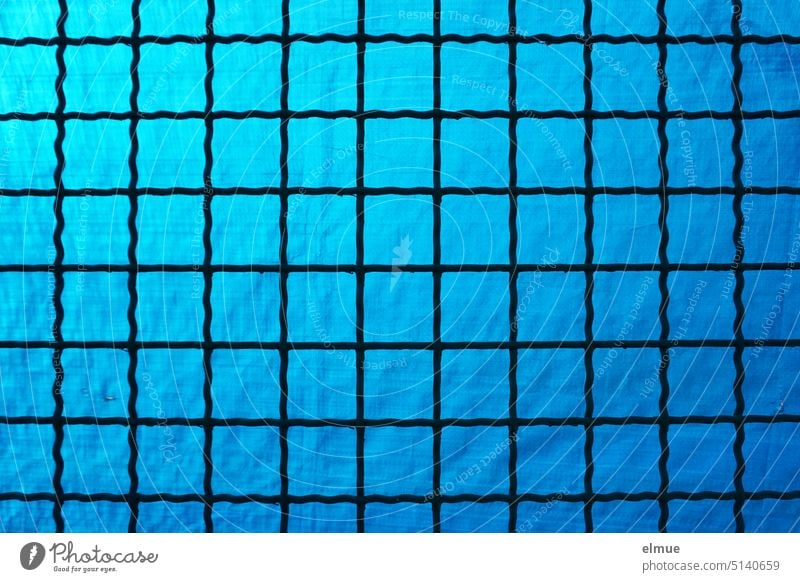 blue plastic tarpaulin behind wire fence / privacy screen Fence Wire fence Wire netting fence Screening Blue tight demarcation meshes Square Blog Boundary line