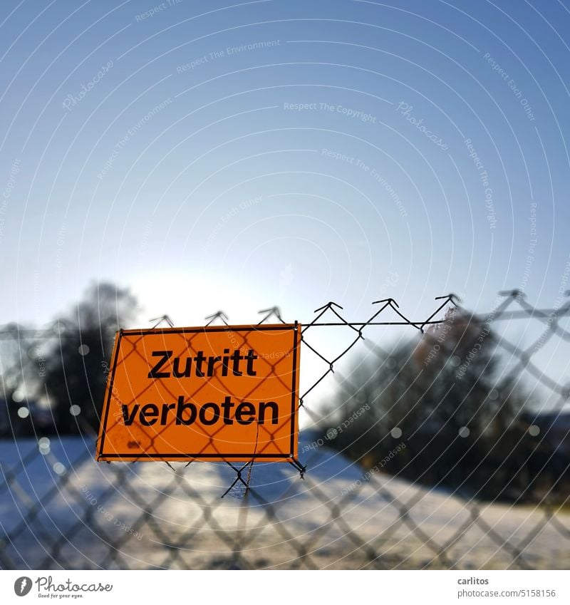 No trespassing | Violence is not a solution sign interdiction Admission forbidden Fence Barred Prohibition sign Warning sign Characters Warning label Clue Bans