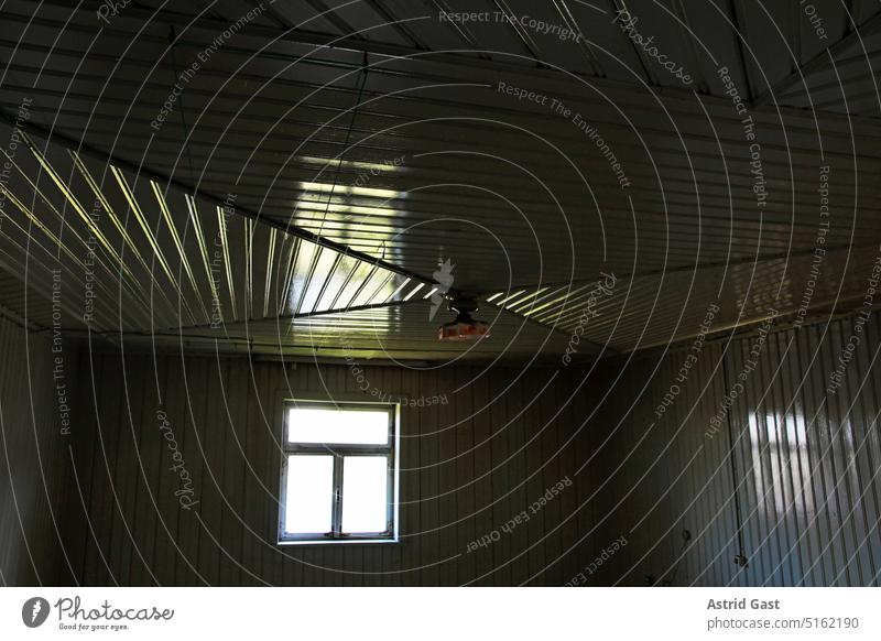 In der Holzdecke eines alten Bauernhauses spiegelt sich das Fenster raum zimmer fenster spiegelung holzdecke weiß bauernhaus leer fensterscheibe glasfenster