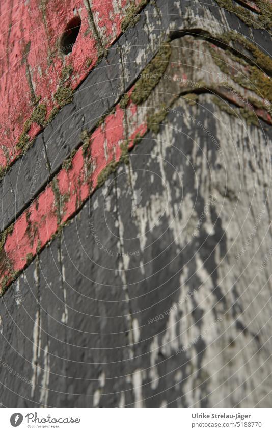 Wood weathered on a red black beach pole/peal paal Beach Pole stake Wooden stake Wooden pair Weathered painted wood Red Black Paint flakes off Flake off Detail