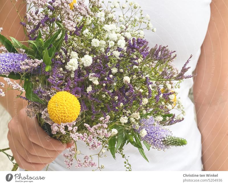 Hold a bouquet of flowers in hand Bouquet Hand Valentine's Day Mother's Day Gift Birthday Love cut flowers Joy To hold on Young woman pose pretty stop blossom