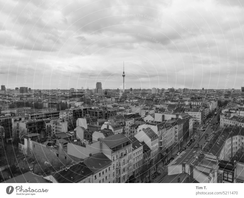 Prenzlauer Berg Kranansichten Berlin s/w Fernsehturm Himmel bnw Stadt Winter b/w Town Downtown Black & white photo Capital city Old town Day Old building