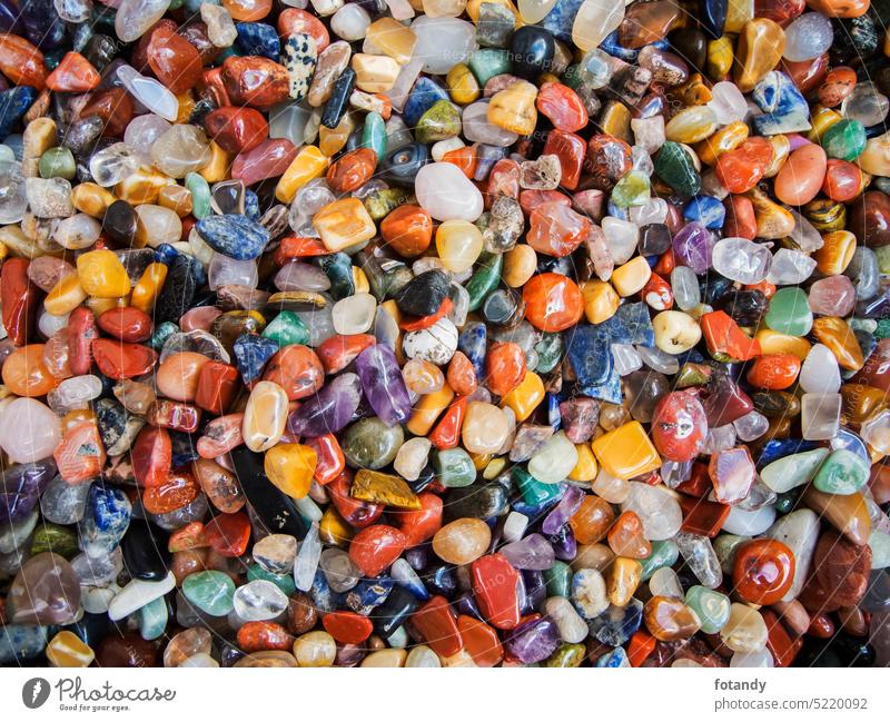 Colorful round cut stones wide angle Objekt Stein Kieselstein poliert Achat Rosenquarz geschliffen rund bunt Konzept Makro Stillleben nebeneinander gerundet