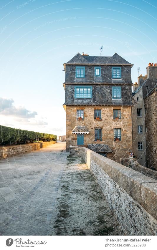 House with wall and hedge Wall (barrier) Town France travel Tourism Brittany Vacation & Travel Landscape Exterior shot Sky Saint-Malo Clouds Landmark