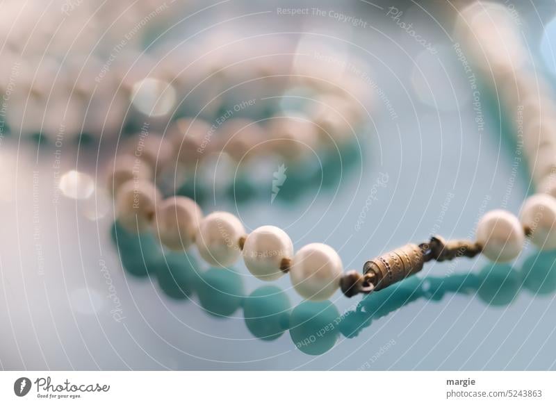 Pearl necklace with clasp Trickle Close-up Deserted Macro (Extreme close-up) Closure Light Reflection Shadow Jewellery blurred blurred background Blue Gift