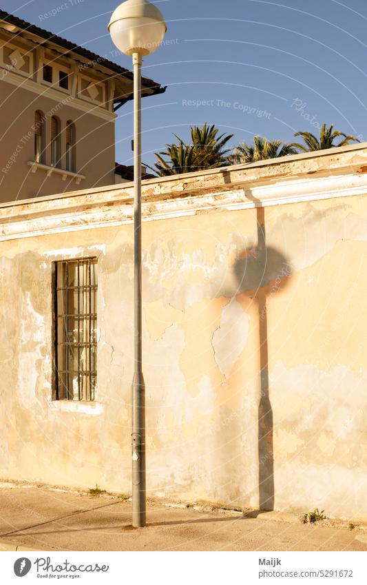 lantern Street Wall (barrier) Wall (building) Deserted Promenade Sky Exterior shot coastal town Architecture Facade House (Residential Structure) Colour photo