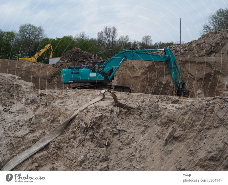 Kleiner Bagger im riesigen Sandkasten – Gebäudeabriss und Auskofferung Kette Abriss Baggerschaufel Schaufel Schutt aufladen beladen Baggerlöffel Löffel