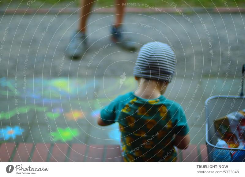 Focused and calm: Father and son incognito Child Cap Striped T-shirt Green variegated Sit from behind Back Head Neck Shoulders employed concentrated