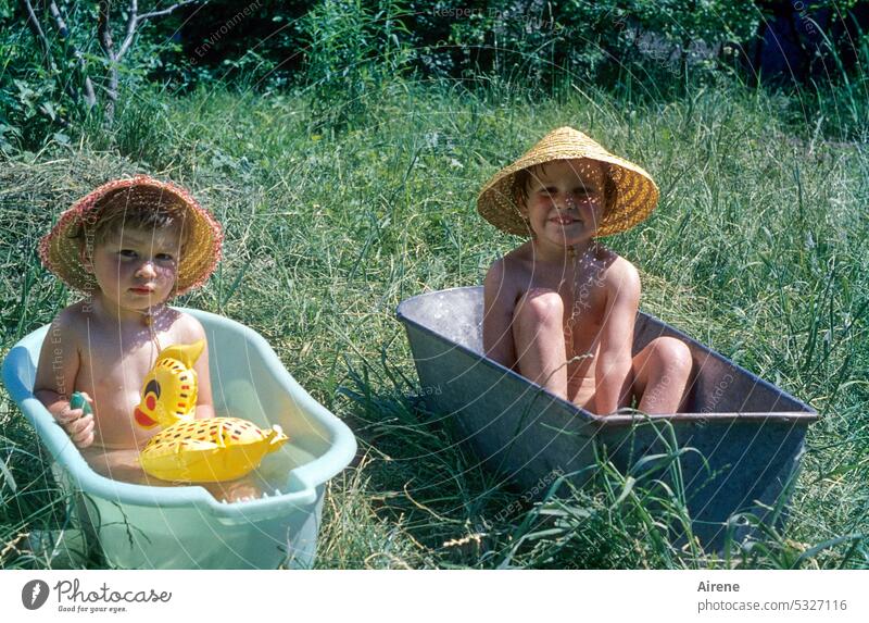 Don't throw out with the bath! bathe Brothers and sisters Infancy bathing pleasures Bathtub Meadow swimming animal ducklings swimming duck Squeak duck Straw hat